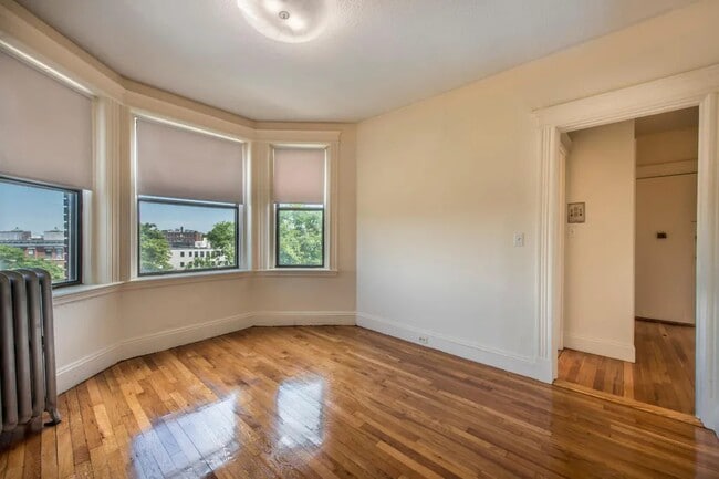 Primary Photo - 7 Barrows St