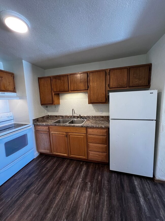 Building Photo - 2BD/1 BA Duplex