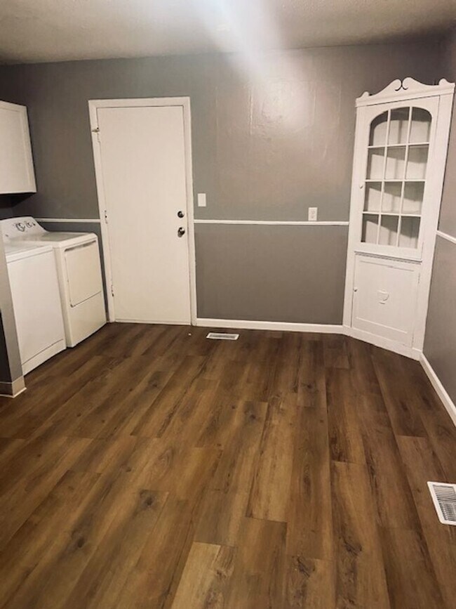 Foto del edificio - 3 Bedroom, 1 Bath House w/Attached Garage and Fenced Yard