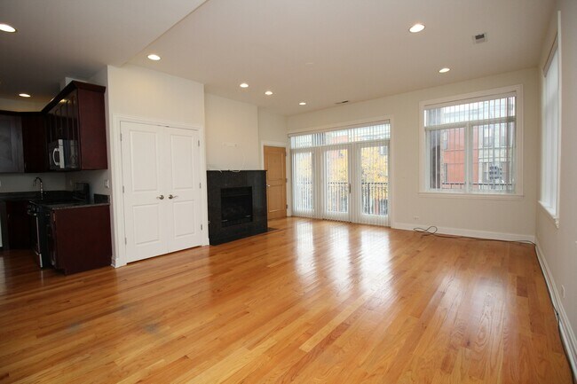 Building Photo - 1701 W Chicago Ave