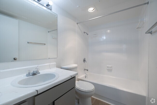 1 habitación, 1 baño - 653 pies cuadrados - Yale - Baño - 8950 Glencrest Management Co LLC