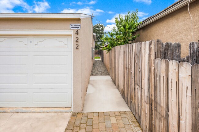 Foto del edificio - 422 N Batavia St