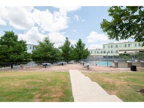 Building Photo - 604 N Bluff Dr