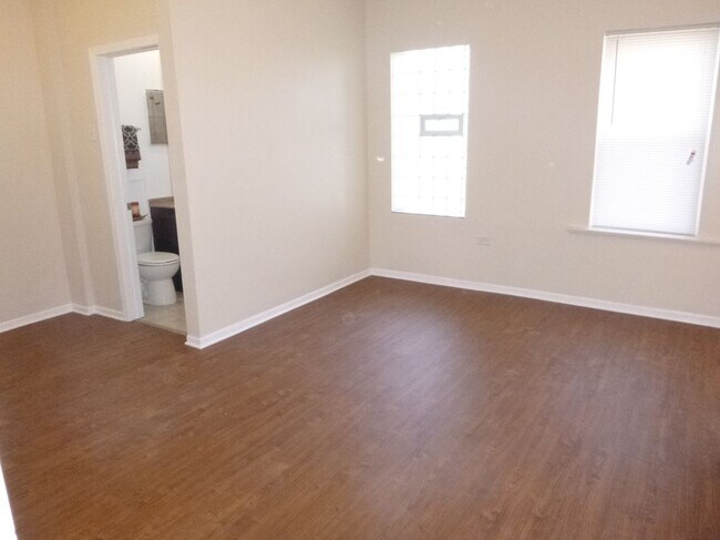 Foto del edificio - 3156 W Warren Blvd