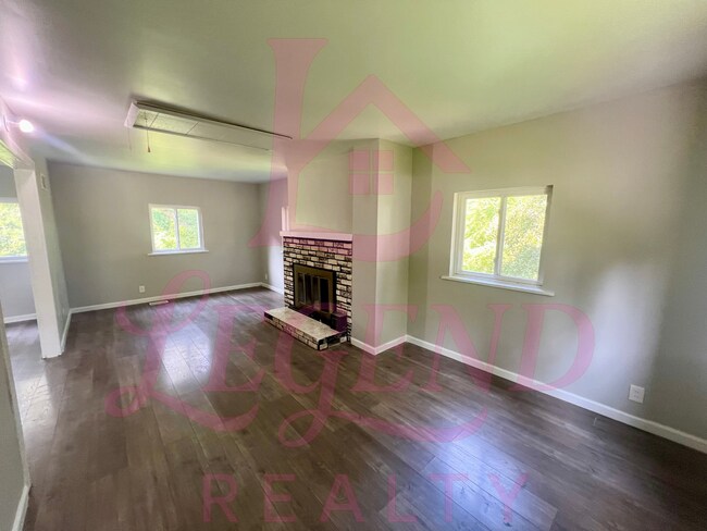 Building Photo - Spacious 3-Bedroom Home for Rent in Riverv...