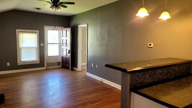 Foto del edificio - Newly listed Cottage style home with large back yard and off street parking