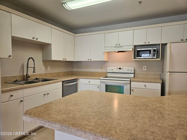 Foto del edificio - 3591 Kernan Blvd S