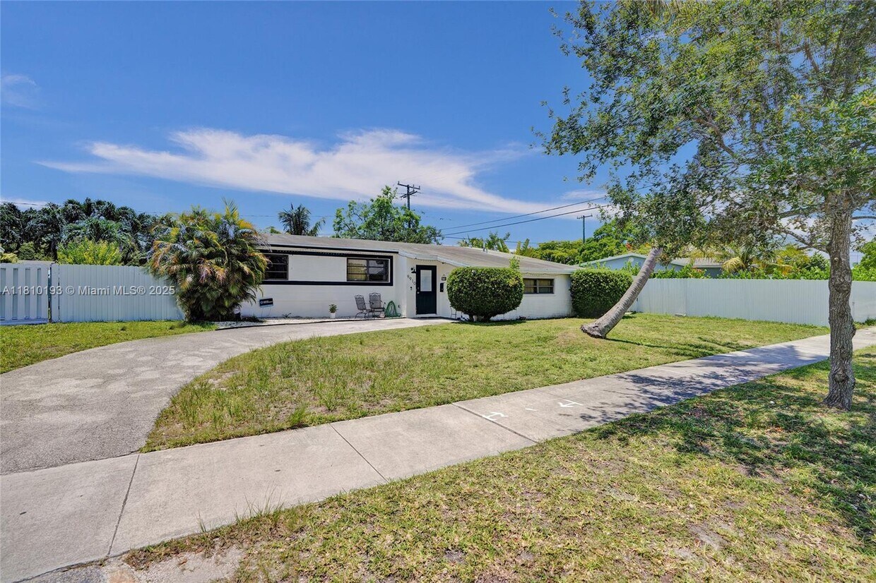 Foto principal - 9910 Bahama Dr