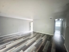 Building Photo - 204 Pine St