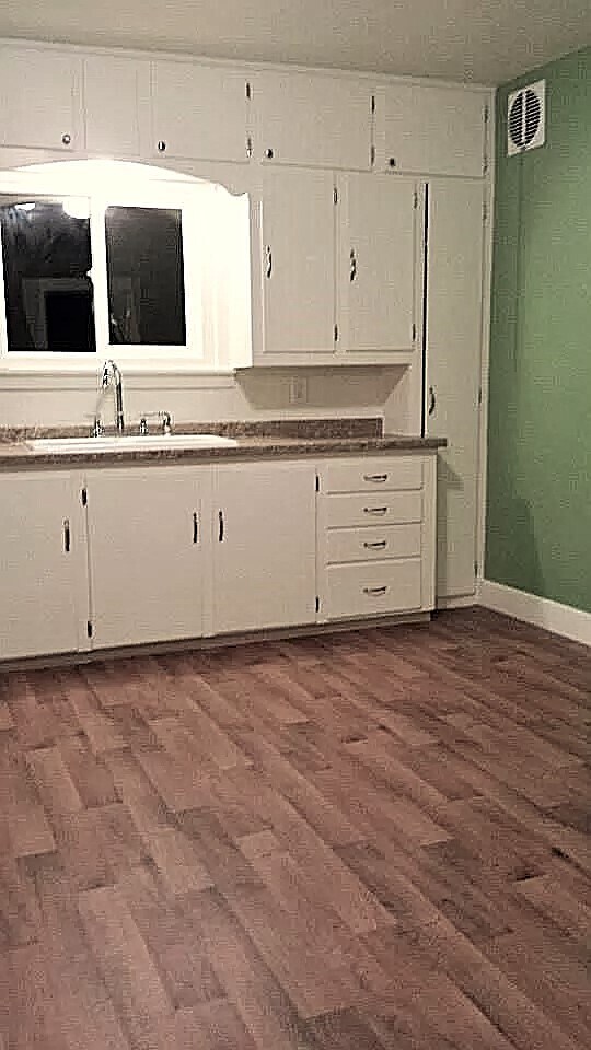 Bonita y amplia cocina con encimera y grifo modernos, muchos armarios, LVP con vetas de madera, - 2119 N 11th St