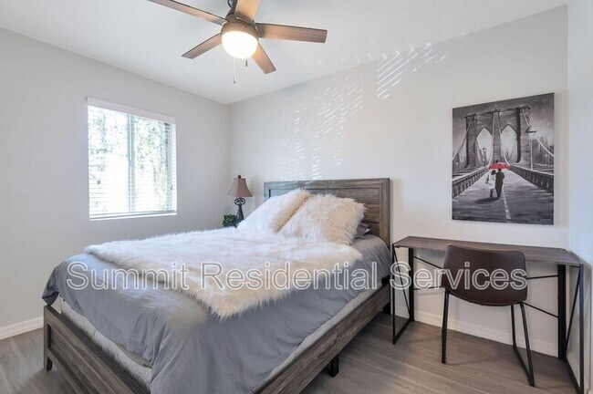 Building Photo - 814 E 9th St