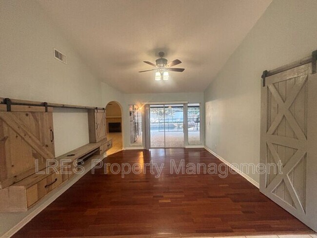 Building Photo - 319 Oak Leaf Cir