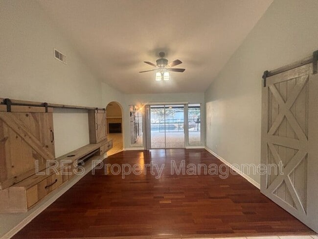 Foto del edificio - 319 Oak Leaf Cir