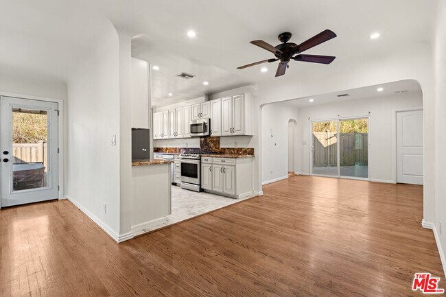 Foto del edificio - 4530 Bakman Ave