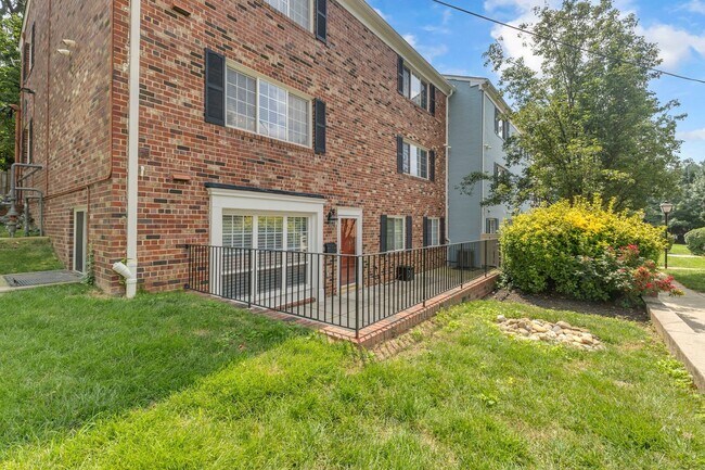 Building Photo - Large, Luxurious 2 Bedroom 2 Bath at Parks...