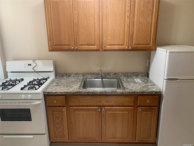 Building Photo - 65-18 Myrtle Ave