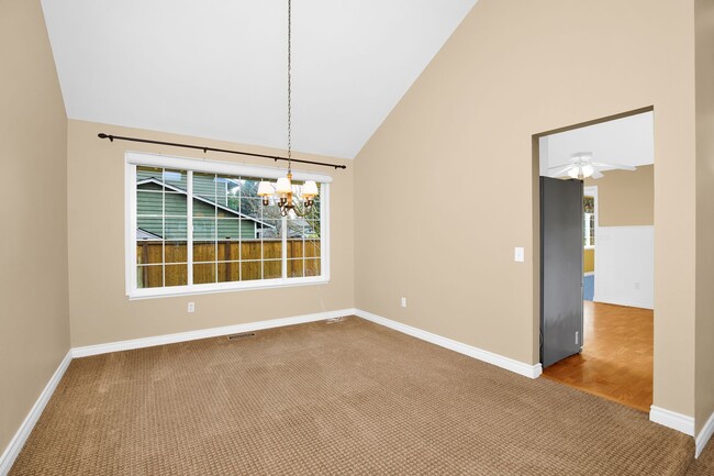 Foto del edificio - Sunny 5 Bedroom Home with 3 Car Garage in Quiet Neighborhood