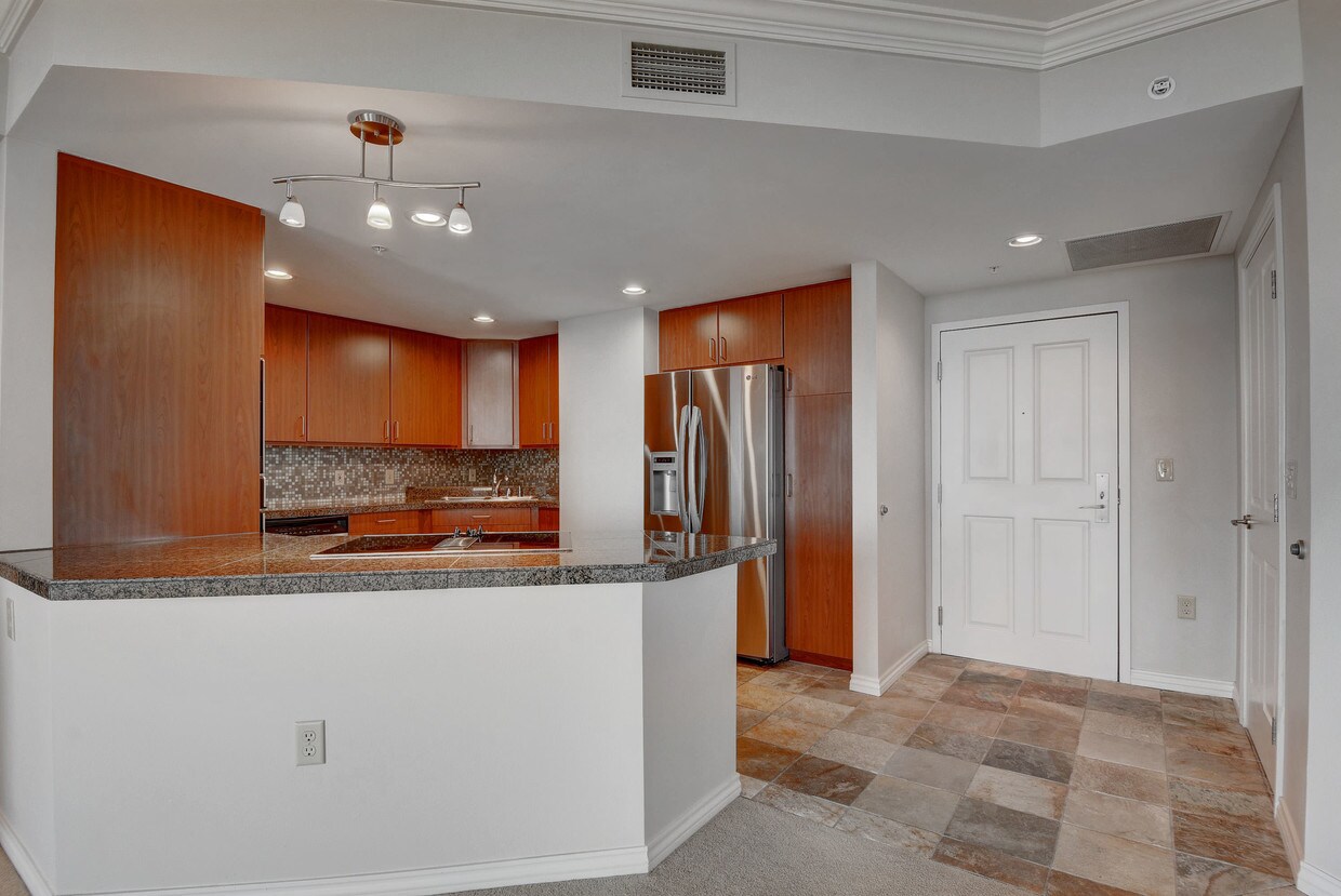 Foto principal - 8100 E Union Ave