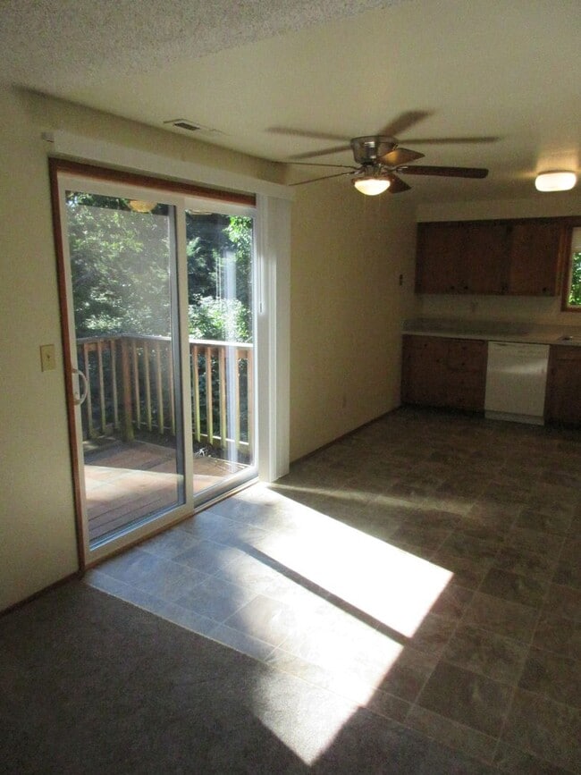 Building Photo - 2218 Navaho Ct SE