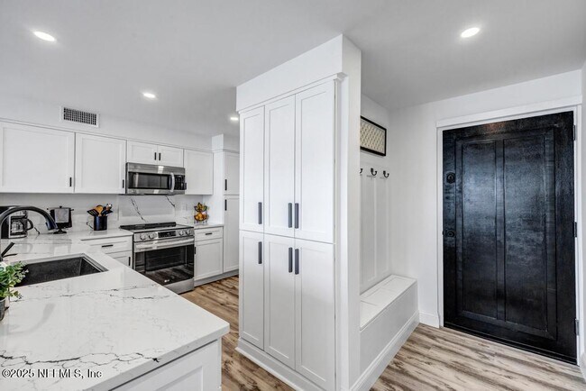 Foto del edificio - 2100 Ocean Dr S