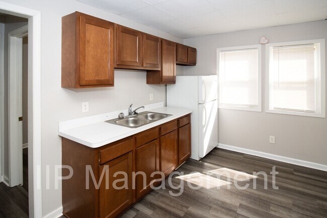 Building Photo - Newly updated 2 bedroom/1 bath in the Lora...
