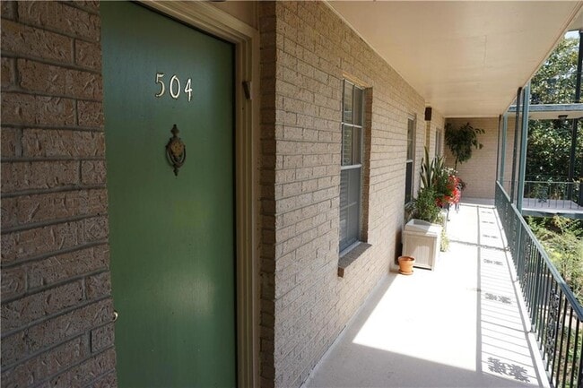 Building Photo - 2720 Whitney Pl