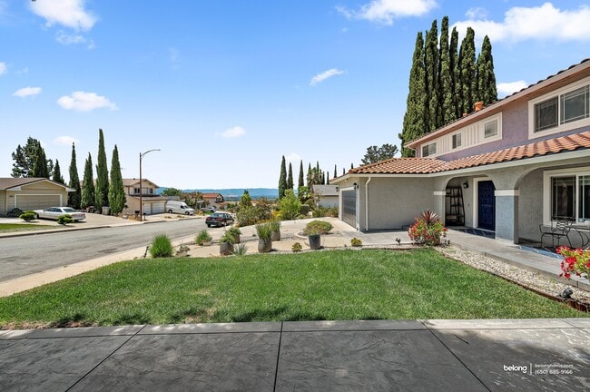 Building Photo - 3661 Slopeview Dr