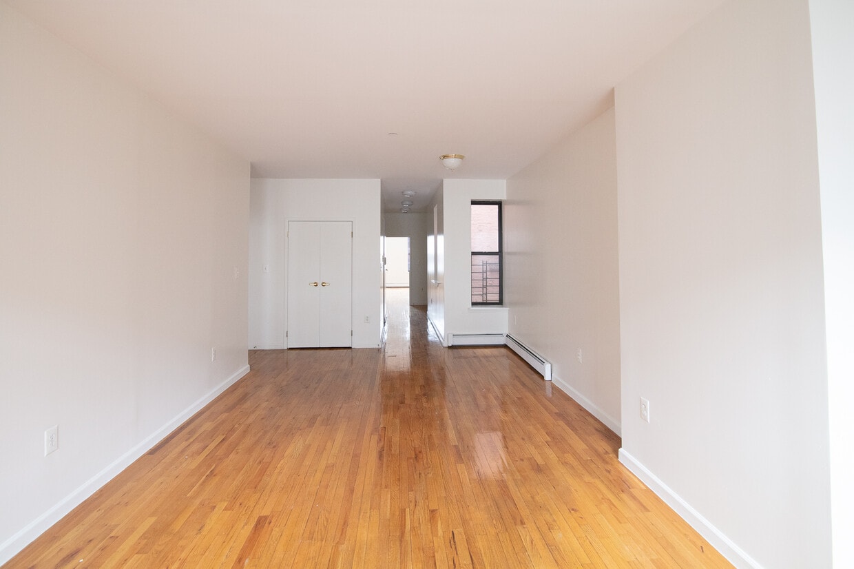 Primary Photo - 528 Bainbridge St