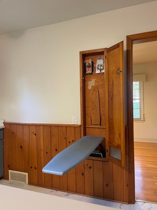 Building Photo - 3860 Shattalon Dr