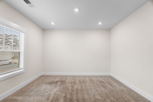 Building Photo - 216 Pewter Cir