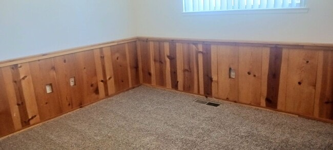 Building Photo - Three Bedroom w/ Fireplace and large back yard!