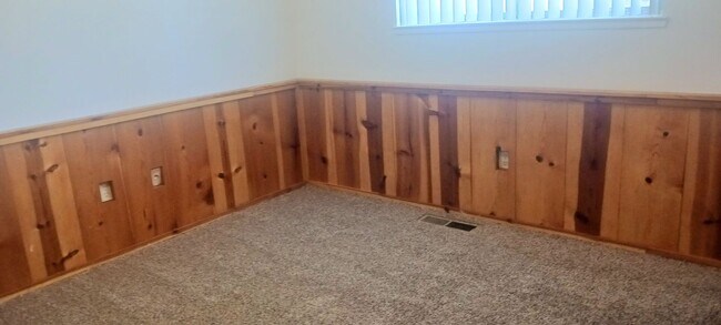 Foto del edificio - Three Bedroom w/ Fireplace and large back yard!