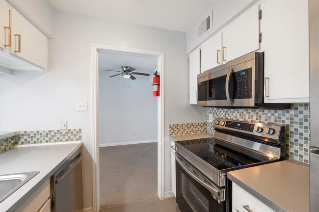 Foto del edificio - 4633 Wild Indigo St