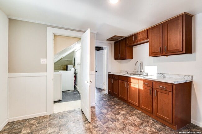 Building Photo - 1350 Manitowoc Rd