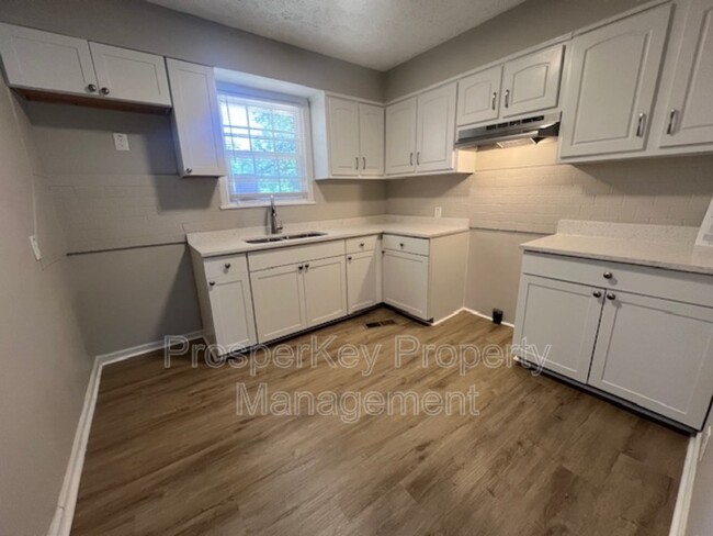 Building Photo - 4460 Sims St