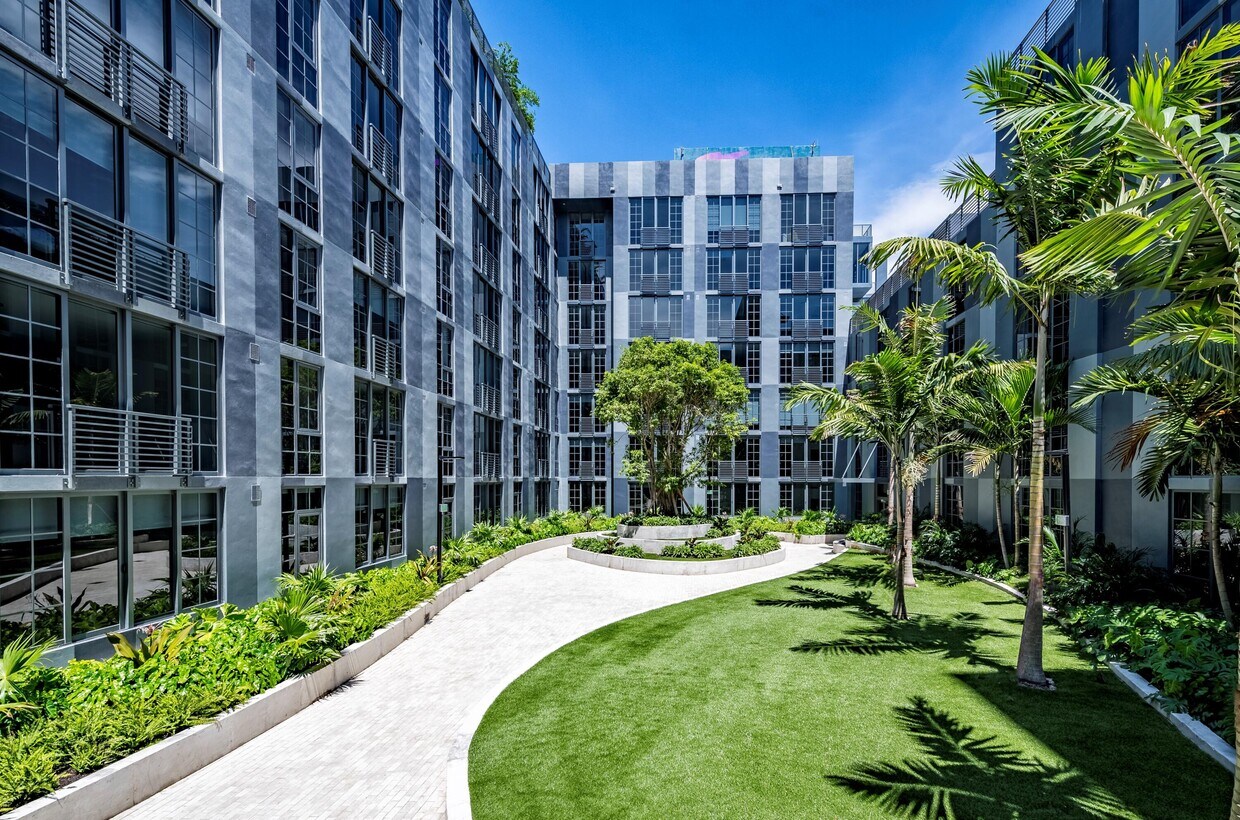 Foto principal - 240 NW 25th St