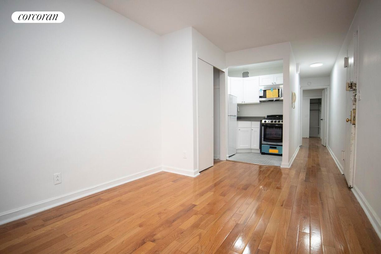 Foto principal - 320 W 22nd St