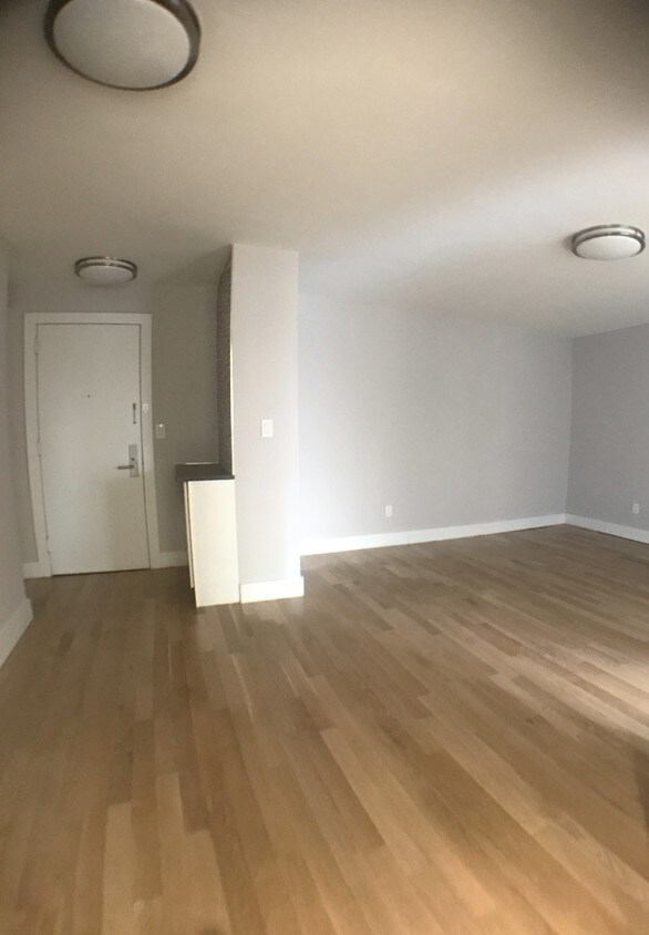 Primary Photo - 301 E 52nd St