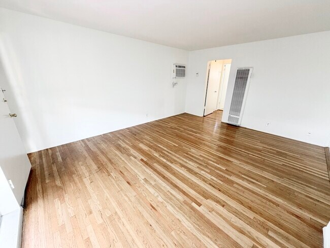 Building Photo - 230 S Del Mar Ave