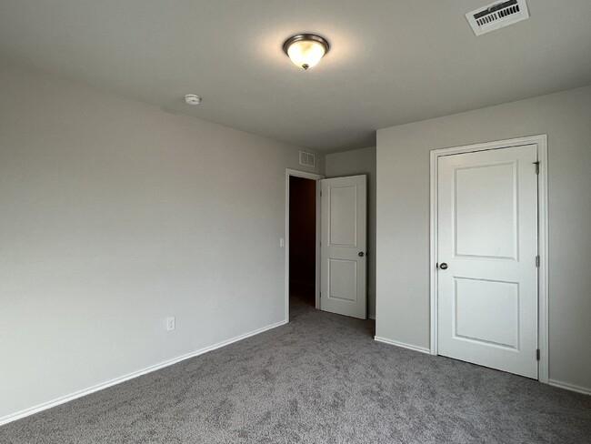 Foto del edificio - "ROOMMATE Wanted"