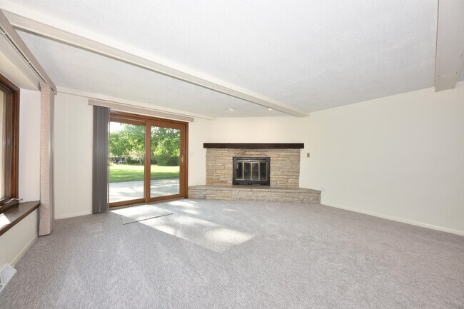 Foto del edificio - 8601 N Manor Ln