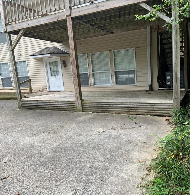 Private entrance - 2007 Brookview Dr