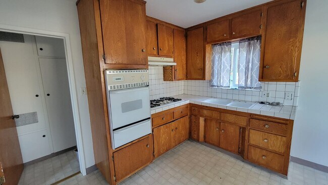 Kitchen - 3445 S Pacific Ave