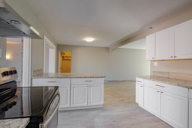 Foto del edificio - UPTOWN RENOVATED 3 Bedroom 2 Bath with garage