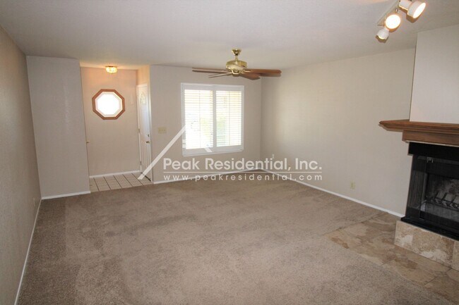 Foto del edificio - Spacious Foothill Farms 3bd/2ba Duplex with 2 Car Garage