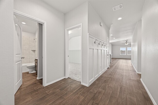 Foto del edificio - 4763 Avellino Base Dr