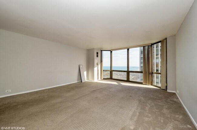 Foto del edificio - 2650 N Lakeview Ave