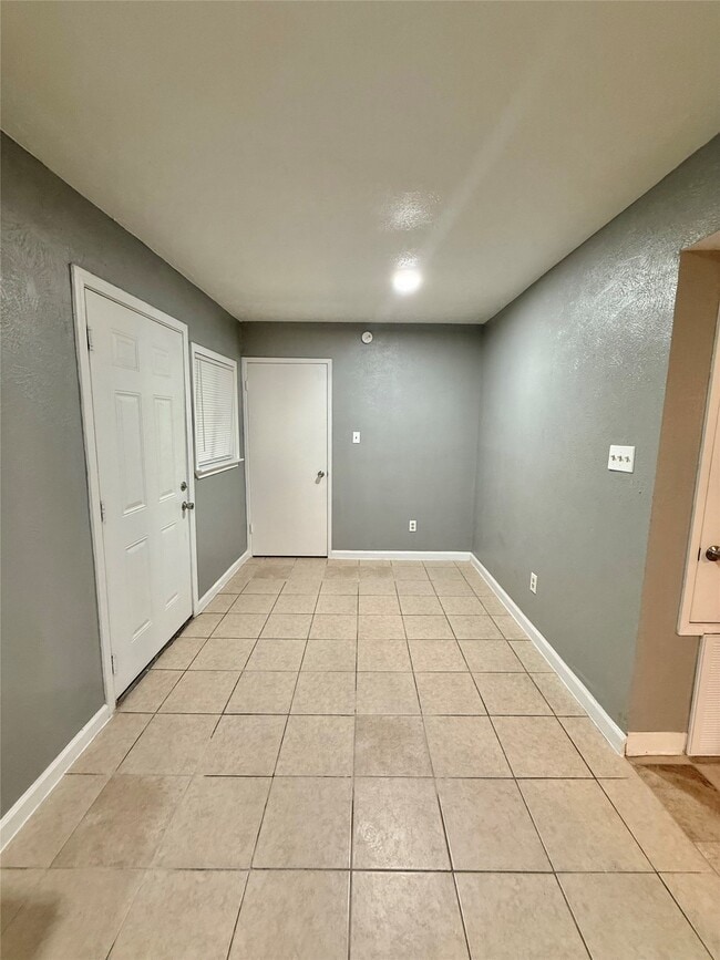 Building Photo - 14650 Lourdes Dr