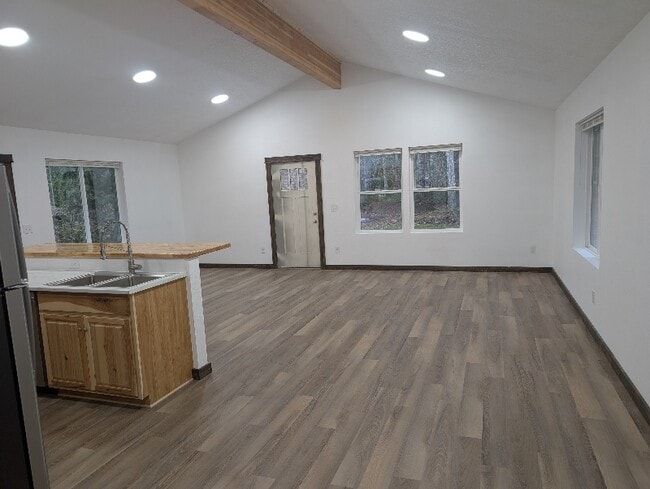 Building Photo - 320 S Toutle Rd