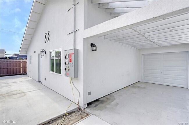 Foto del edificio - 3 br, 2 bath House - 8144 Louise Avenue
